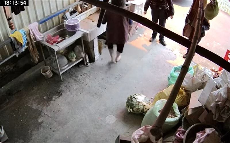 宜蘭2名員警門查訪抓人卻搞錯象，遭批口氣惡劣。 圖：翻攝自宜蘭知識+