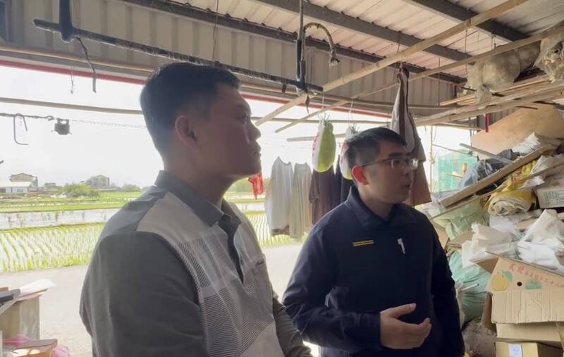 宜蘭警分局長呂文廷（左）與所長王為平登門致歉。 圖：民眾提供