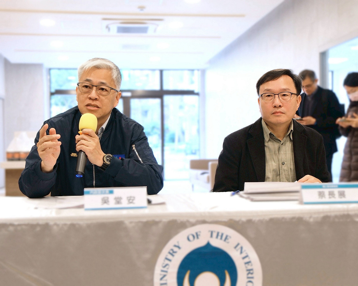 內政部次長吳堂安和國土署署長蔡長展（右）共同出席內政部部務會報後記者會。 圖：內政部提供