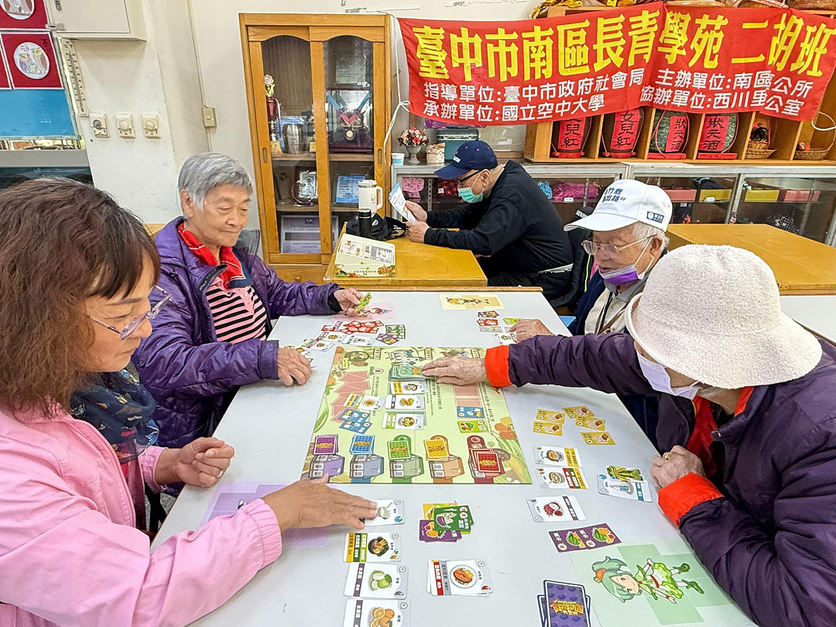 中山醫大導入桌遊方式，教導社區長輩認識三餐營養要素。 圖：中山醫大/提供