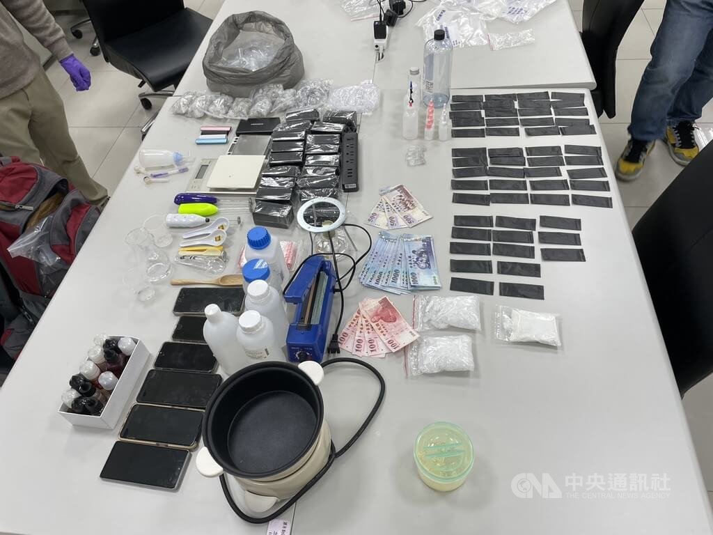 台中市郭姓男子因槍砲案件遭通緝，警方研判他可能持有槍械，危險性高，11日會同特勤警力前往其住處攻堅逮人，並查扣槍枝、大批毒品與分裝器具等贓證物。（翻攝照片）中央社記者蘇木春傳真　115年3月12日