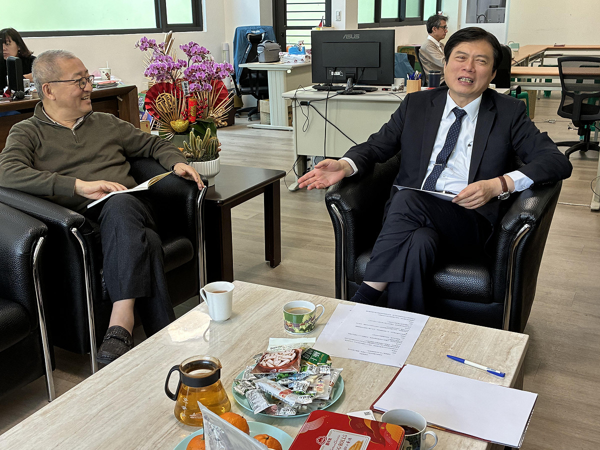 民進黨宜蘭縣長提名人林國漳與競選總部主委林向愷對談時，宜蘭財政確實嚴峻，但透過嚴格財政紀律、以及制度性財源工具，仍可在收支之間取得平衡。 圖：詹家威/攝