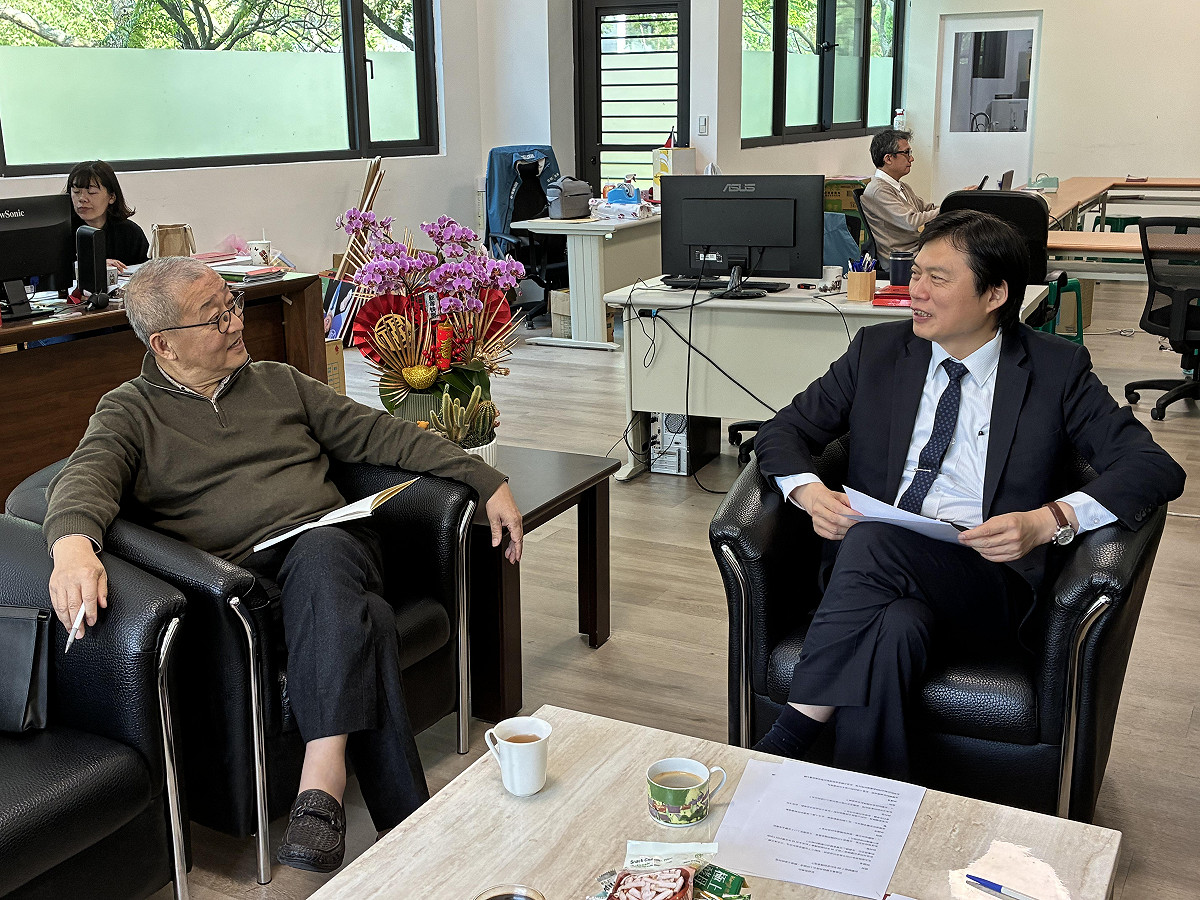民進黨宜蘭縣長提名人林國漳與競選總部主委林向愷針對未來宜蘭發展藍圖進行對話。 圖：詹家威/攝
