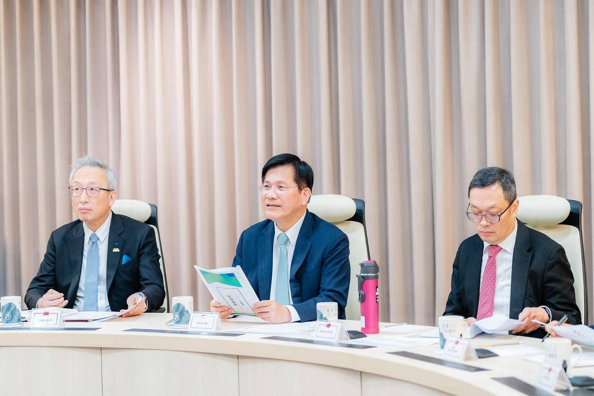 外交部長林佳龍（中）主持中東情勢應變視訊會議，政務次長吳志中（左）及政務次長陳明祺（右）共同與會。 圖：外交部提供