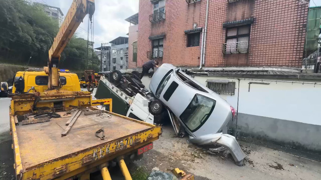 朱姓女子12日中午開車載著姐姐與孫女行經基隆市東新街彎道時疑煞車失靈，轎車騰空飛起撞翻小貨車，轎車更掛在屋簷，所幸車內3人僅輕傷。（讀者提供）中央社記者王朝鈺傳真　115年3月12日