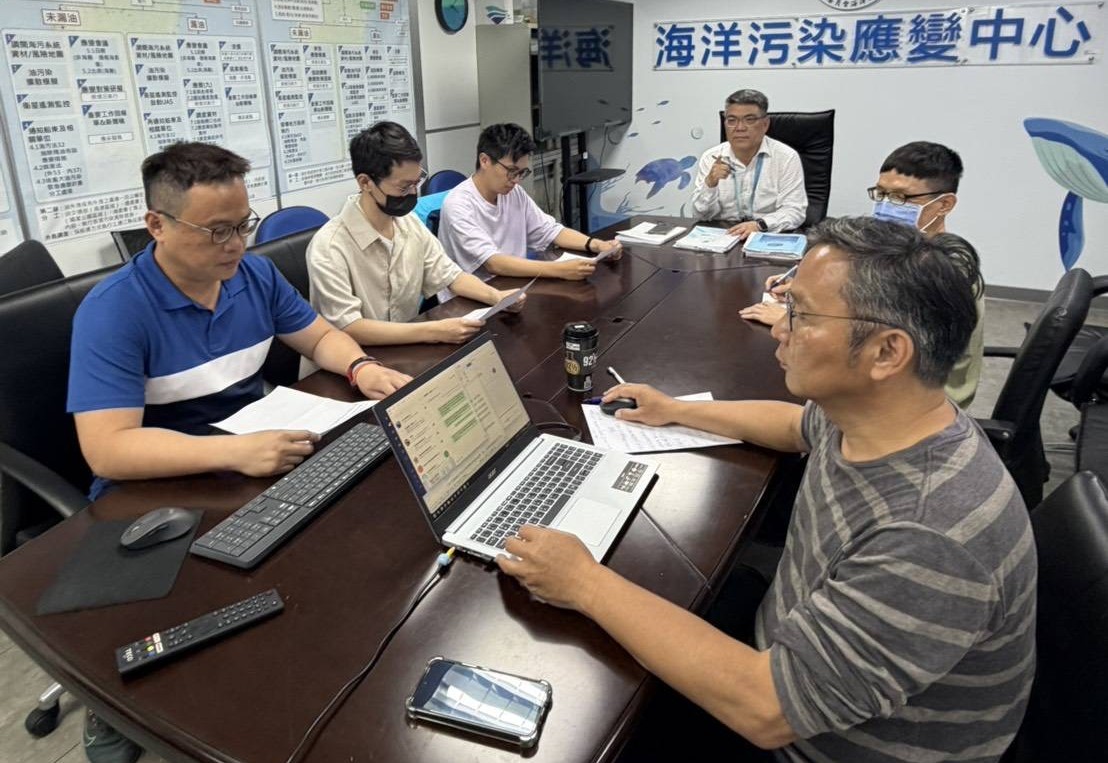 海保署啟動海污應變中心，並邀集國防部、高市海洋局及海巡署召開應變會議，同步啟動衛星監控與油污染擴散模擬作業。 圖：海保署/提供