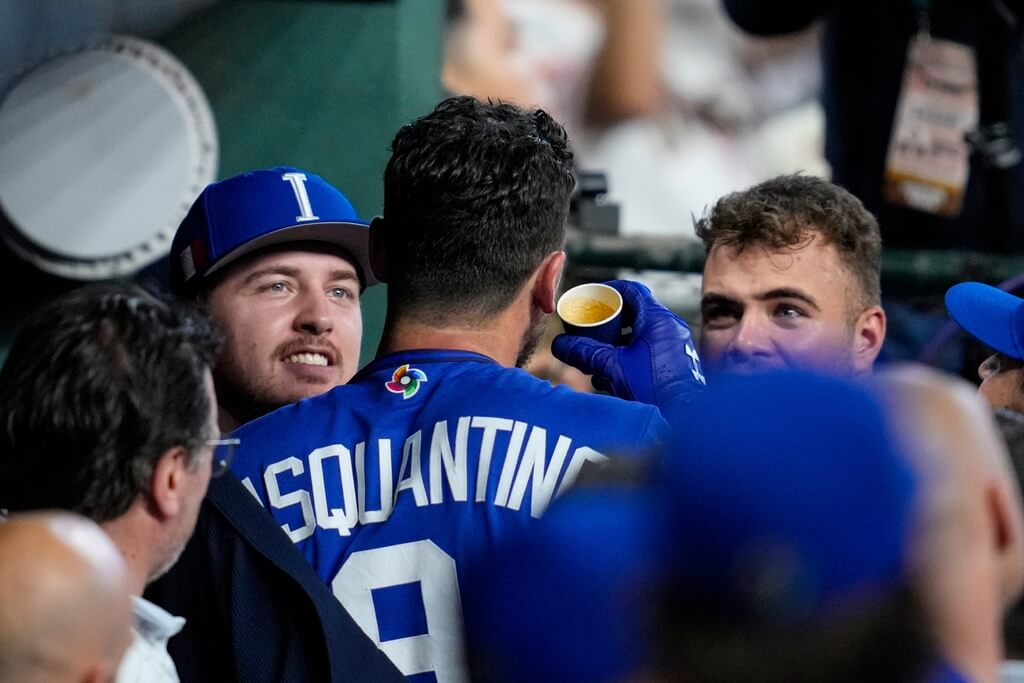 WBC經典賽義大利隊全勝晉級8強。圖為隊長帕斯昆提諾（中）11日對戰墨西哥擊出全壘打後，喝濃縮咖啡慶祝。（美聯社）