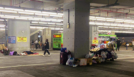 台中車站內長期有街友佔據公共空間，破壞都市景觀。 圖：市議員楊大鋐辦公室/提供