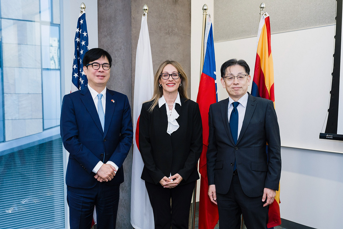 陳其邁(左)、竹內信義(右)共同率團拜會Sandra Watson(中)，寫下高雄、熊本與亞利桑那州三方首度聯合對話的歷史新頁。 圖：高雄市政府/提供