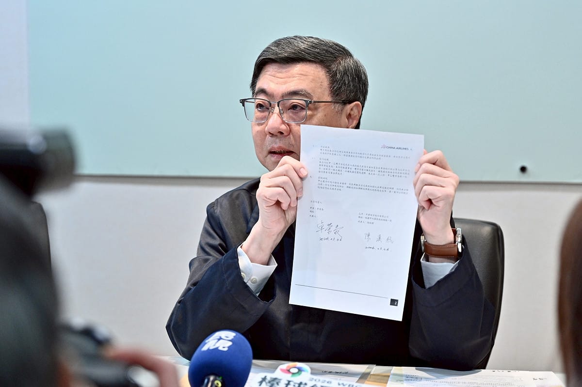 行政院長卓榮泰今（13）天在秘書長張惇涵和發言人李慧芝的陪同下，由發言人室連絡部份媒體在政院記者室公布赴日的相關單據，包括：門票、當日遊覽車車資及關鍵的包機費用等。 圖：行政院提供（資料照）