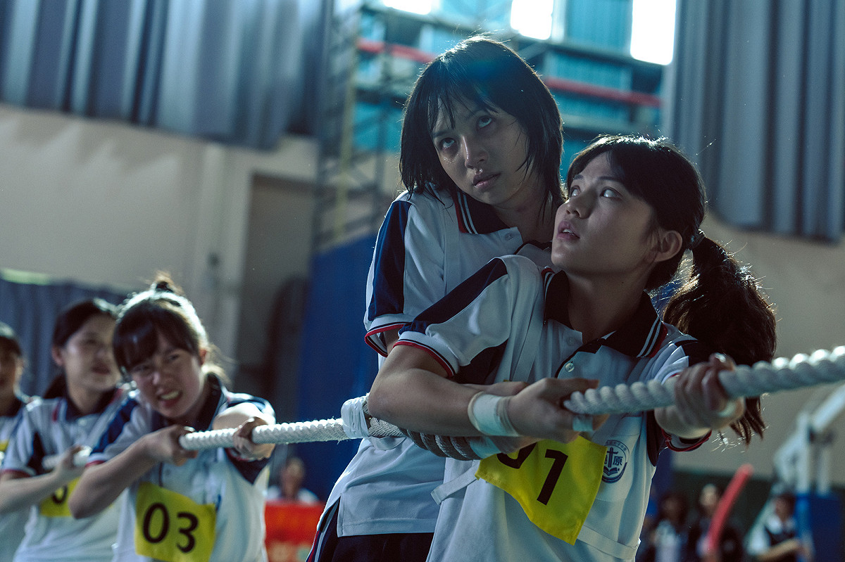 校園裡女學生玩了「鬼牽手」遊戲後離奇斷手。 圖：網銀國際影視／提供