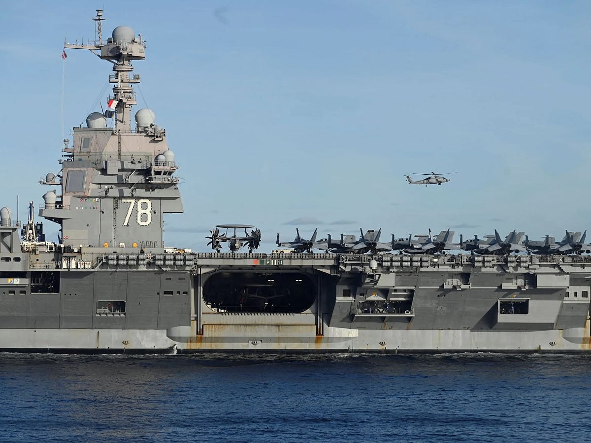 美國海軍核動力航空母艦「福特號（CVN-78）」12日驚傳發生火災。 圖：翻攝「X」@shanaka86
