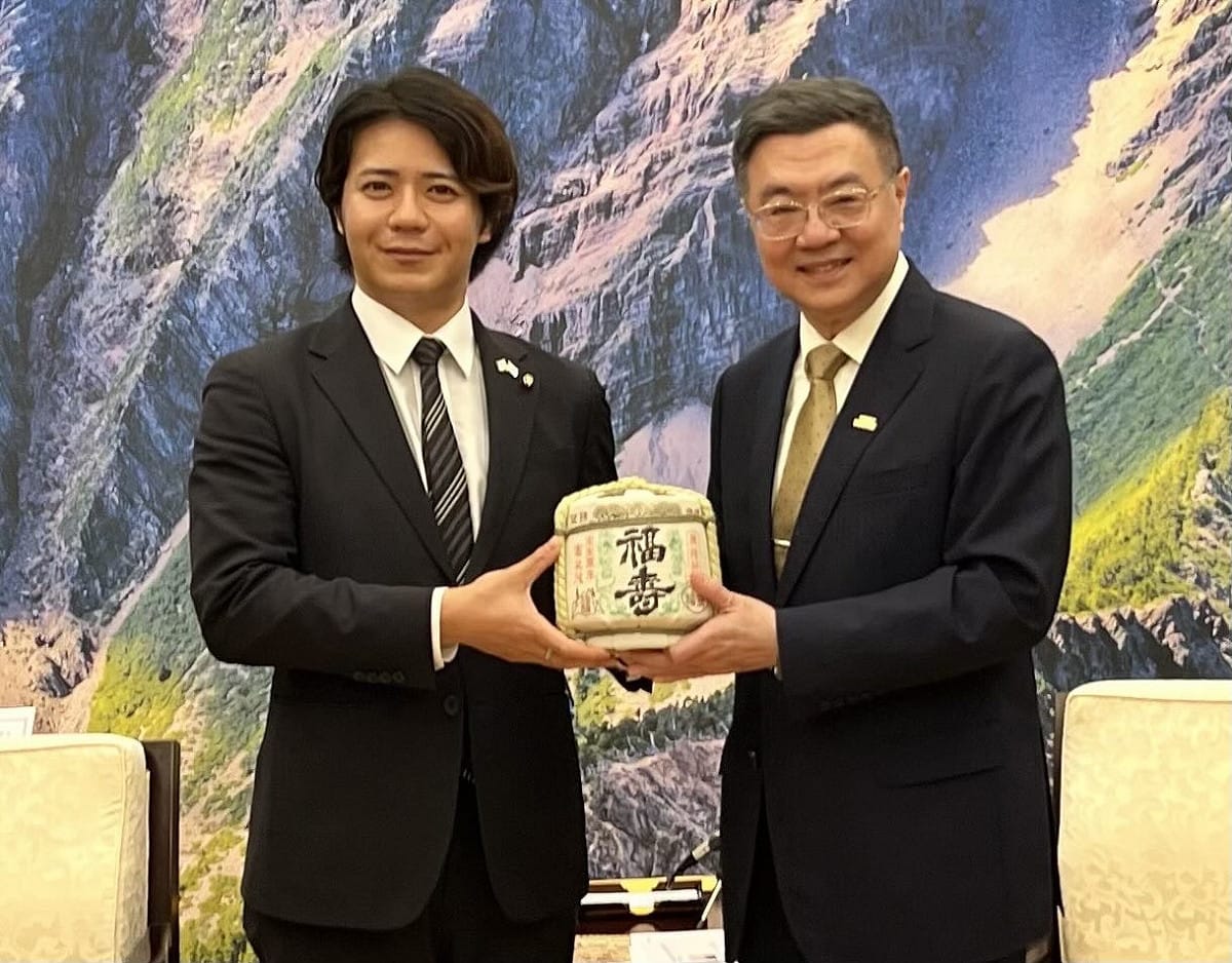 上畠寛弘秀出與卓榮泰的合照，力挺「卓院長閣下訪日」，強調是日台友好的象徵。 圖：取自上畠寛弘Threads