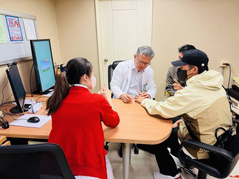 WBC台灣隊長陳傑憲，在首戰對抗澳洲時，因觸身球擊中左手指骨折受傷骨裂，今(13)天陳傑憲前往高雄長庚醫院接受進一步檢查。 圖：高雄長庚／提供