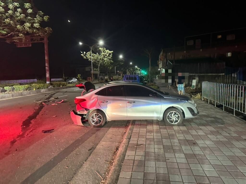 高雄吳姓男子13日凌晨開車自撞停在路邊的2輛自小客車和鐵捲門，擦傷無大礙。後續警方在吳男身上查獲俗稱喪屍煙彈的毒品依托咪酯，毒品快篩陽性，全案依毒品等罪嫌送辦。（高雄林園警分局提供）中央社記者洪學廣傳真　115年3月13日