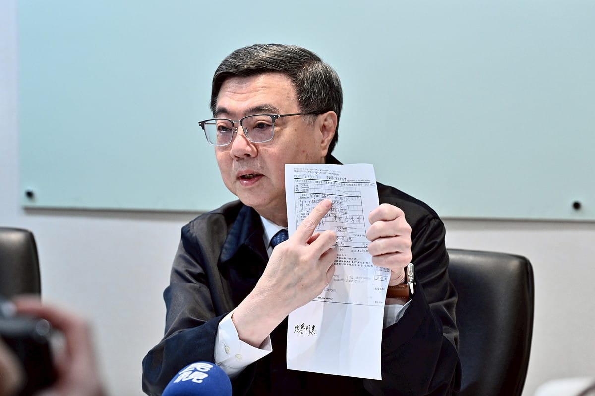 行政院長卓榮泰今（13）天公開日前赴東京看WBC球賽的自費單據。 圖：行政院提供