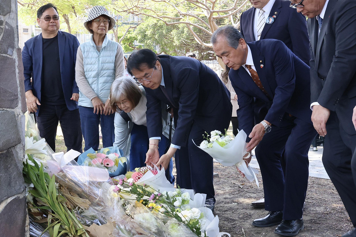 為紀念228事件中保護台南市民而挺身犧牲的律師湯德章，今日由台南市湯德章紀念協會在湯德章紀念公園舉辦追思活動。台南市長黃偉哲出席致意，與台日來賓及各界代表共同緬懷湯德章律師犧牲小我的正義與勇氣。 圖：台南市政府提供