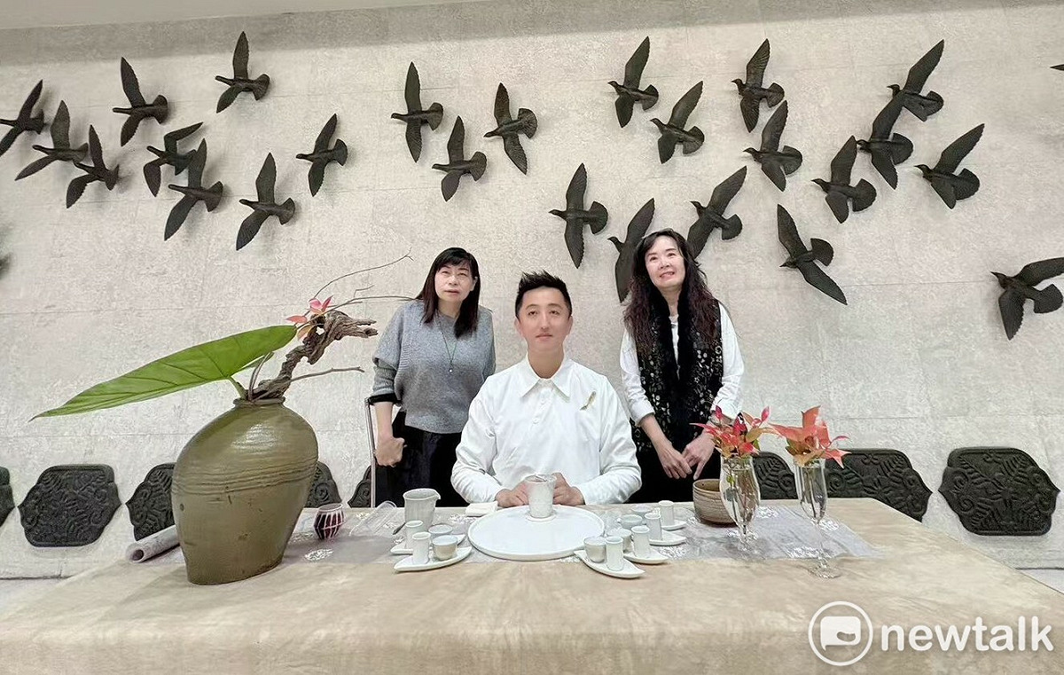 台南茶藝盛事「春日茶會」將於3月20至22日於台南市立文化中心登場，活動包括：茶席品茗、茶藝市集、天鼓表水演、民歌之夜等精彩活動，帶領市民進入迷人的茶香天地。在今日的行前記者會中，文化局專門委員方敏華、台南市茶藝促進會理事長王琪婷齊聲邀請市民朋友踴躍參與此次盛會。 圖：黃博郎／攝