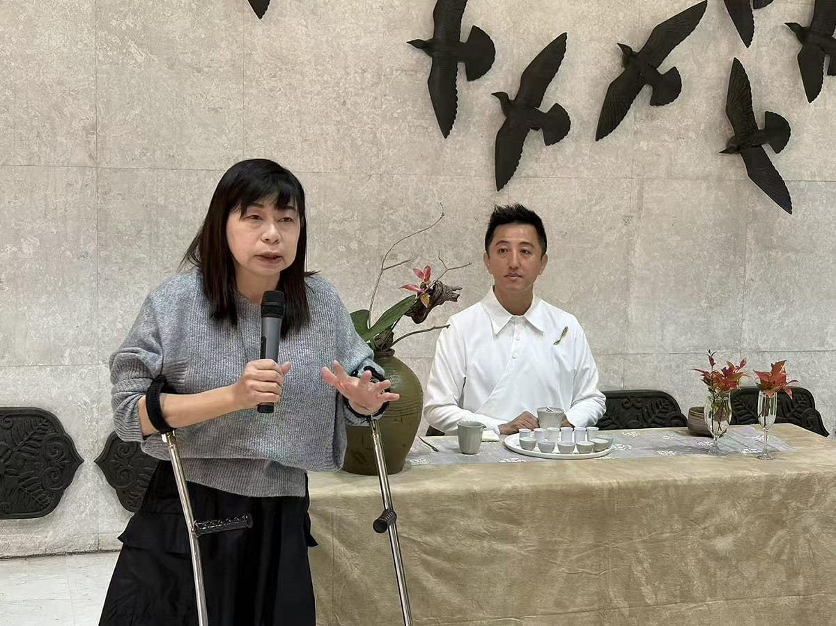 台南茶藝盛事「春日茶會」將於3月20至22日於台南市立文化中心登場，活動包括：茶席品茗、茶藝市集、天鼓表水演、民歌之夜等精彩活動，帶領市民進入迷人的茶香天地。在今日的行前記者會中，文化局專門委員方敏華、台南市茶藝促進會理事長王琪婷齊聲邀請市民朋友踴躍參與此次盛會。 圖：黃博郎／攝