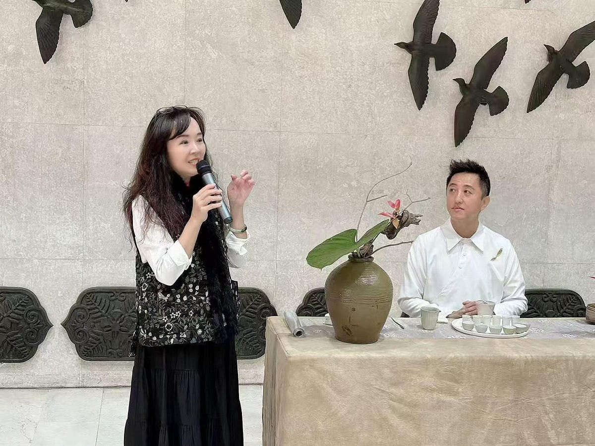 台南茶藝盛事「春日茶會」將於3月20至22日於台南市立文化中心登場，活動包括：茶席品茗、茶藝市集、天鼓表水演、民歌之夜等精彩活動，帶領市民進入迷人的茶香天地。在今日的行前記者會中，文化局專門委員方敏華、台南市茶藝促進會理事長王琪婷齊聲邀請市民朋友踴躍參與此次盛會。 圖：黃博郎／攝