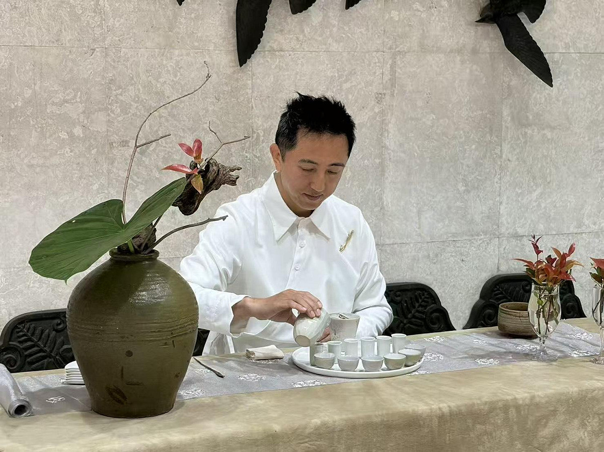 今年主題訂為「春光入盞 府城茗」，因為每年此時春意正濃，風光明媚、百花盛開，茶師們將為來賓奉上最香醇的台灣佳茗，讓來賓在林蔭下悠閒享受迷人的茶香，聆聽美妙的樂音，在美好的心靈饗宴中度過一個幸福的午后時光。 圖：黃博郎／攝