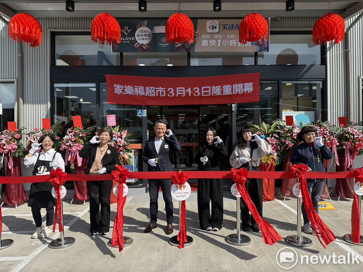 家樂福超市文賢店今日在家樂福營運長吳國憲、超市事業群總監陳鳳連、文賢店店長黃秀美、地主以及當地文元里里長吳春美等嘉賓共同參與剪綵下，正式宣佈開幕。 圖：家樂福超市提供