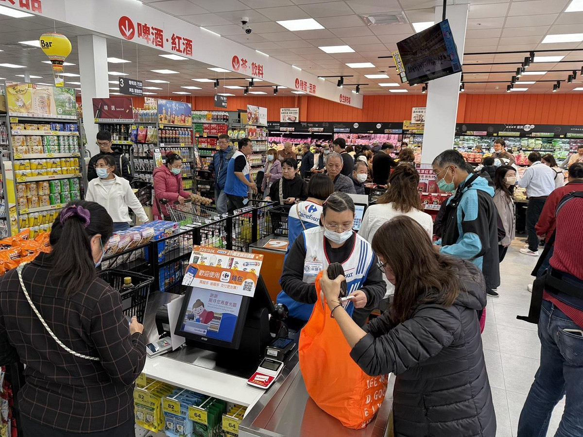 家樂福超市文賢店營業面積約400坪，定位為「南部最大全新複合店」，食材種類超過上百種最齊全，提供家樂福微笑小農、BIO有機、TAP產銷履歷品質保證等蔬菜水果，民眾也可在店裡享用「代煮微料理」熱食。 圖：家樂福超市提供