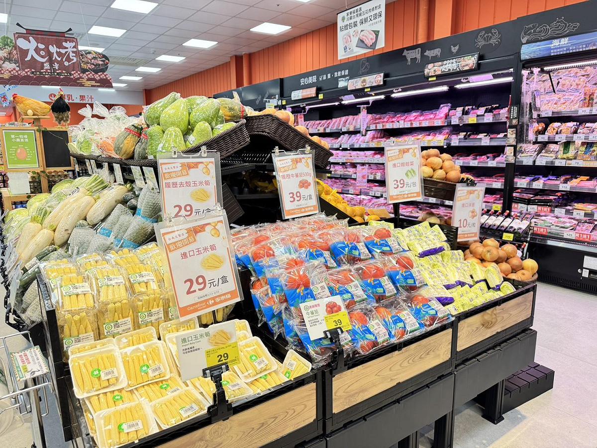 家樂福超市文賢店營業面積約400坪，定位為「南部最大全新複合店」，食材種類超過上百種最齊全，提供家樂福微笑小農、BIO有機、TAP產銷履歷品質保證等蔬菜水果，民眾也可在店裡享用「代煮微料理」熱食。 圖：家樂福超市提供
