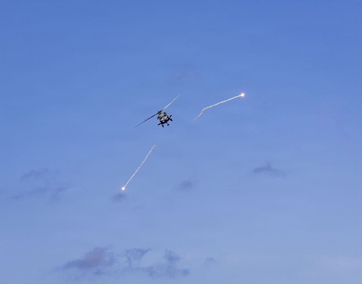 美國海軍MH-60R 「海鷹」直升機操演中發射彈藥。 圖：翻攝「X」@USPacificFleet