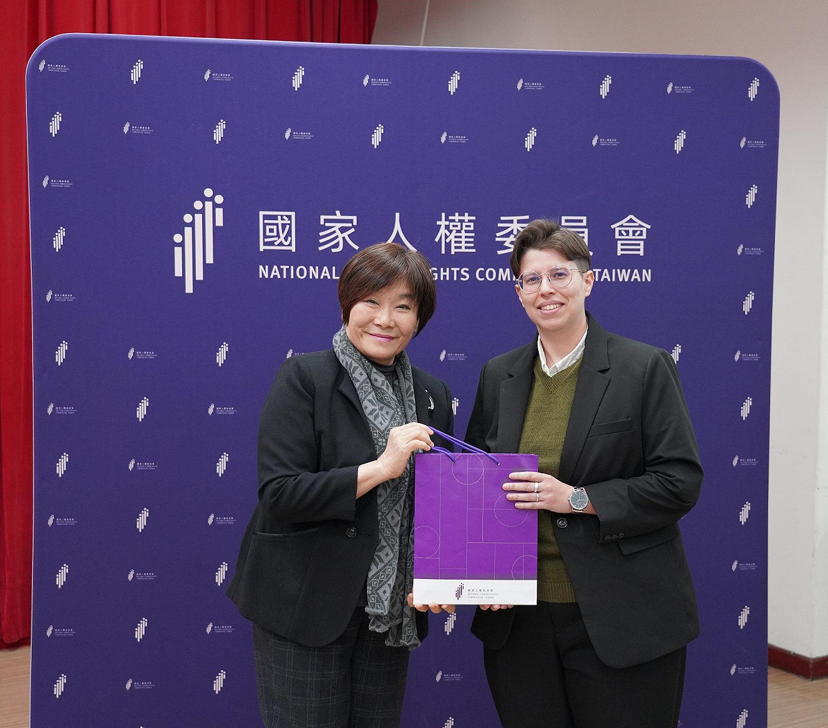 國家人權委員會紀惠容副主任委員致贈禮品予講者Mellisa PEIFER(王茂辰) 圖：國家人權委員會提供
