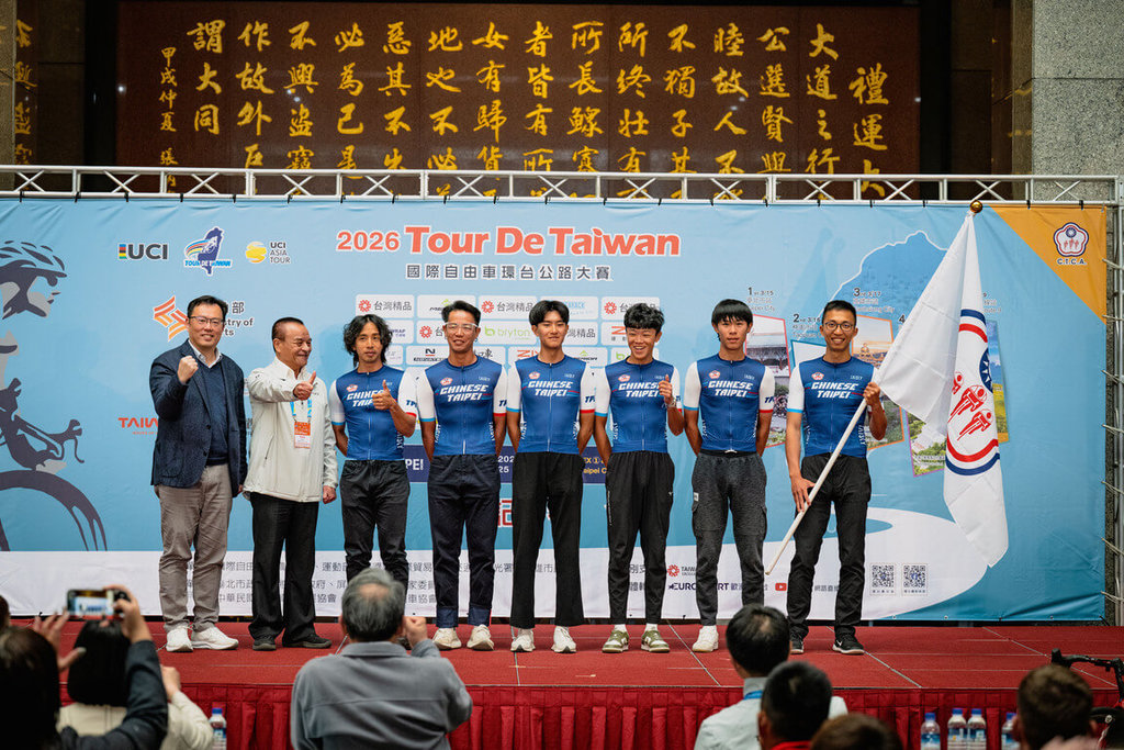 2026國際自由車環台公路大賽將登場，計有全球34個國家、23支隊伍來台競速。13日記者會上，運動部次長鄭世忠（左）授旗給台灣隊，期望拚出佳績。（中華民國自由車協會提供）中央社記者黎建忠傳真　115年3月13日