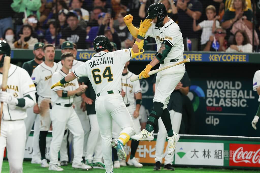 澳洲隊巴札納（Travis Bazzana）（中左）5日在世界棒球經典賽（WBC）經典賽C組預賽首戰轟出陽春砲。（中央社檔案照片）