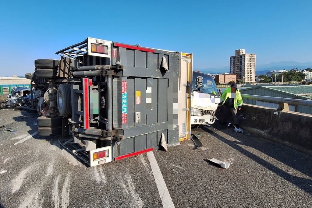 國道2號東向靠近大湳交流道處13日下午發生7車追撞事故，造成6人輕傷送醫，警方初步已排除酒駕，詳細肇事原因仍待警方進一步調查釐清。（國道公路警察局提供）中央社記者吳睿騏桃園傳真　115年3月13日