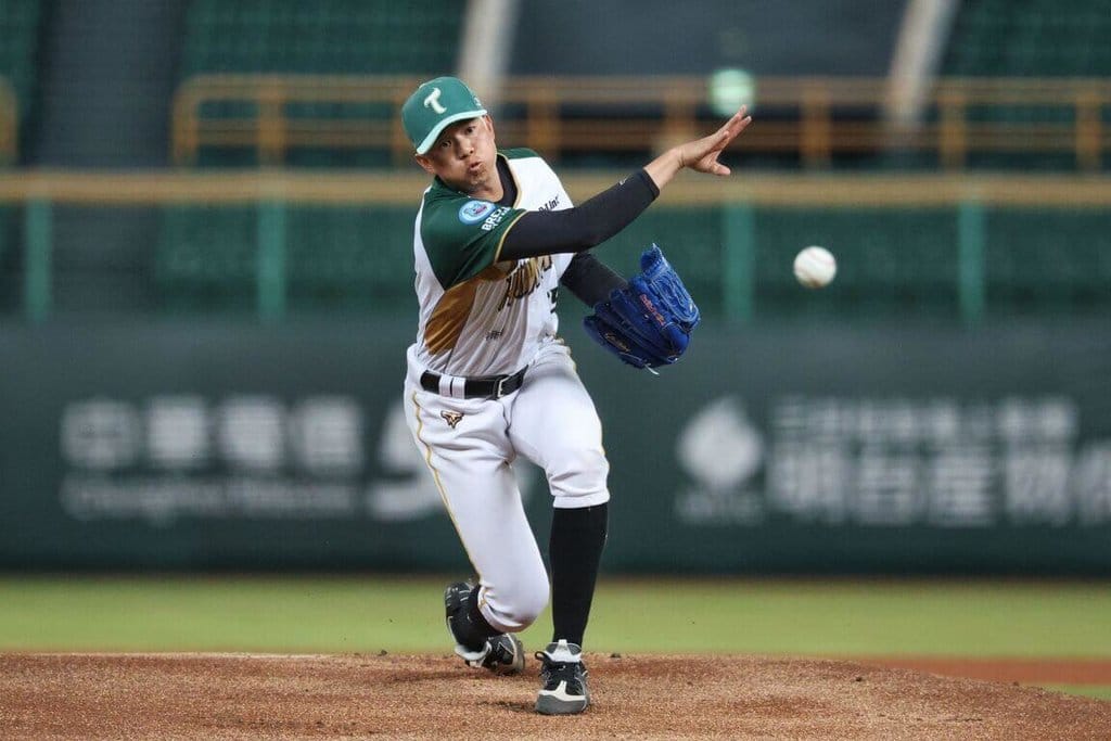 新披中華職棒台鋼雄鷹隊戰袍的投手黃子鵬（圖），13日在官辦熱身賽首場先發出賽，投4局挨1轟丟3分責失分，最終靠著雄鷹打線發揮，以8比4擊敗富邦悍將隊。（台鋼雄鷹提供）中央社記者謝靜雯傳真　115年3月13日