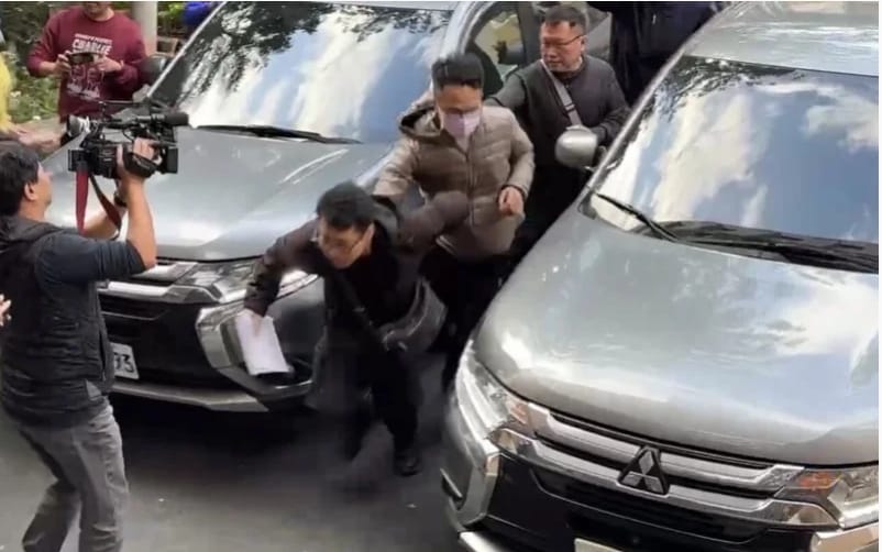 保二警假槍換真槍，移送北檢過程中狂奔躲記者。 圖/翻攝