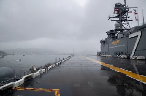 駐紮在日本佐世保海軍基地的兩棲攻擊艦「的黎波里」號將駛往伊朗外海 圖：翻攝自美國戰爭部的官網