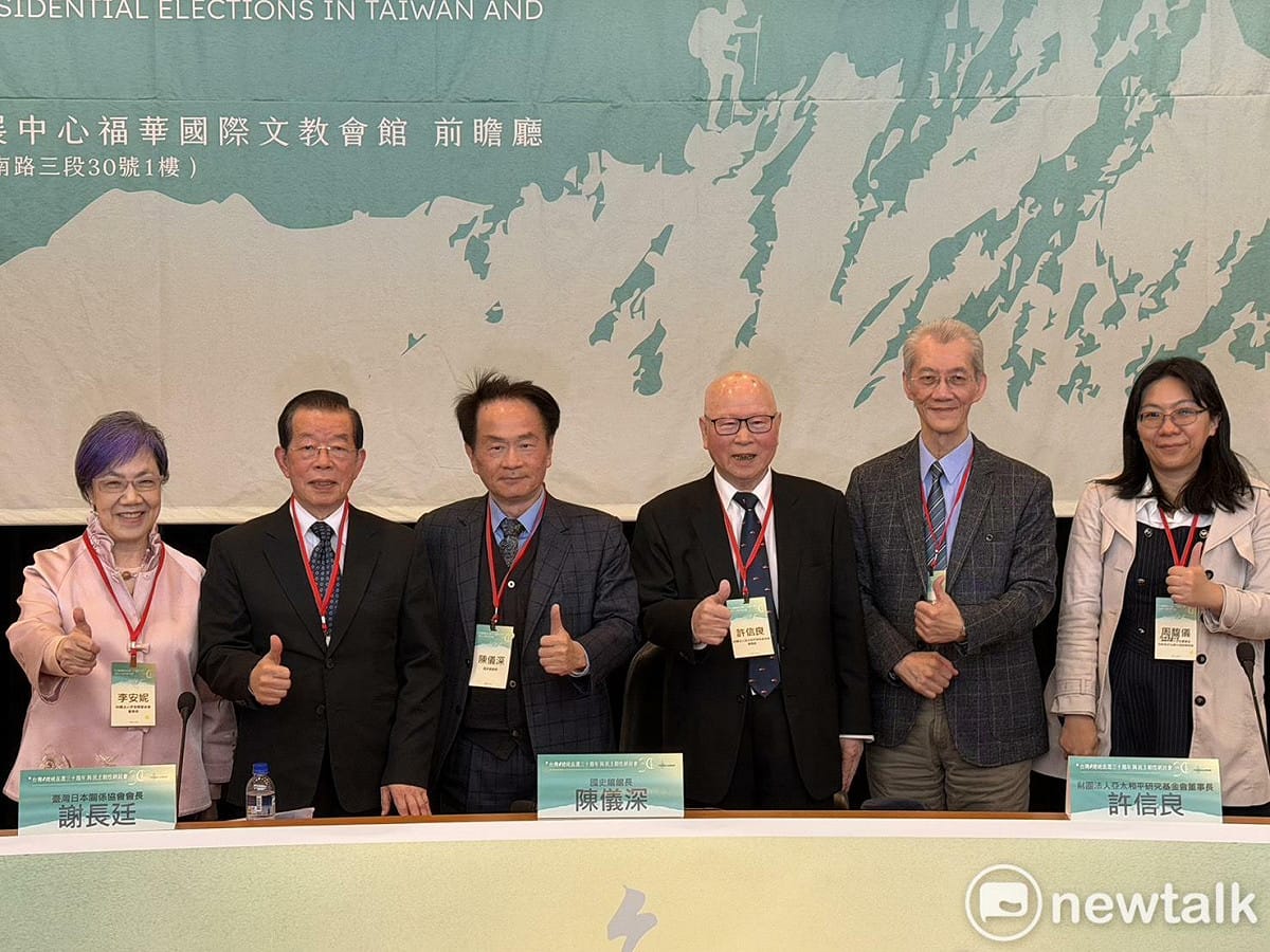 由左至右分別為，李登輝基金會董事長李安妮、台日協會長謝長廷、國史館長陳儀深、民進黨前主席許信良、台大政治系名譽教授明居正、清大人文社會系族群與文化碩士班助理教授周馥儀。 圖：高逸帆／攝