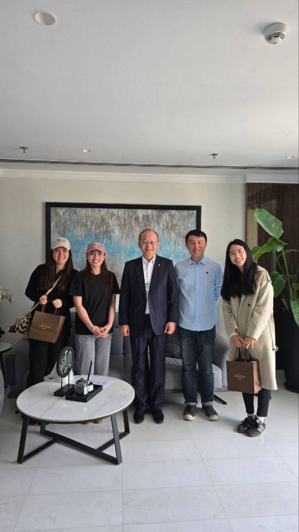駐巴林代表處協助2位國人離境前往利雅德搭機，駐巴林代表處代表陳龍錦（中）偕同仁至旅館送行。 圖：外交部提供