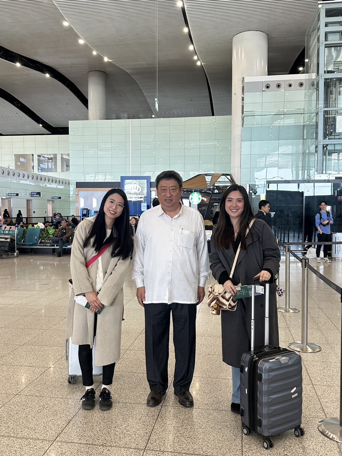 駐沙烏地阿拉伯代表處代表張治平（中）與旅居巴林赴利雅德搭乘日本包機離境之國人合影。 圖：外交部提供