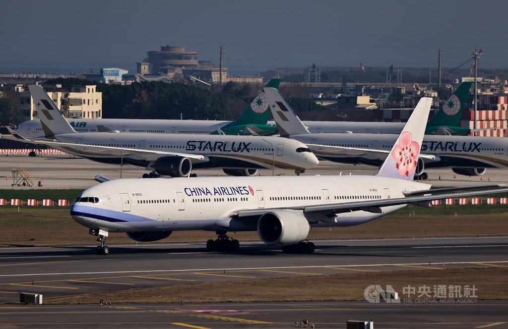3家國籍航空近日陸續調漲訂位服務費，長榮航空股份有限公司、中華航空股份有限公司每航段調漲為28美元，分別在3月1、17日起實施，星宇航空股份有限公司預計4月起調漲，未來將收30美元。圖為115年2月16日華航、長榮及星宇航空航機於桃園國際機場同框畫面。中央社記者黃名璽攝 115年3月14日