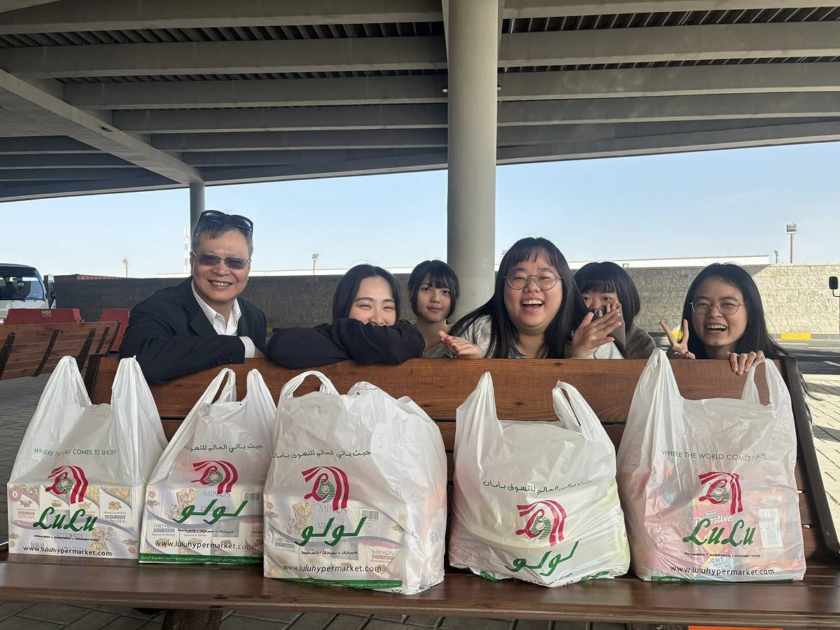 駐科威特代表處近日由代表胡琪斌帶領，前往科威特大學宿舍探視在校就讀的 9 名台灣學生。 圖：翻攝自 Taiwan in Kuwait 臉書