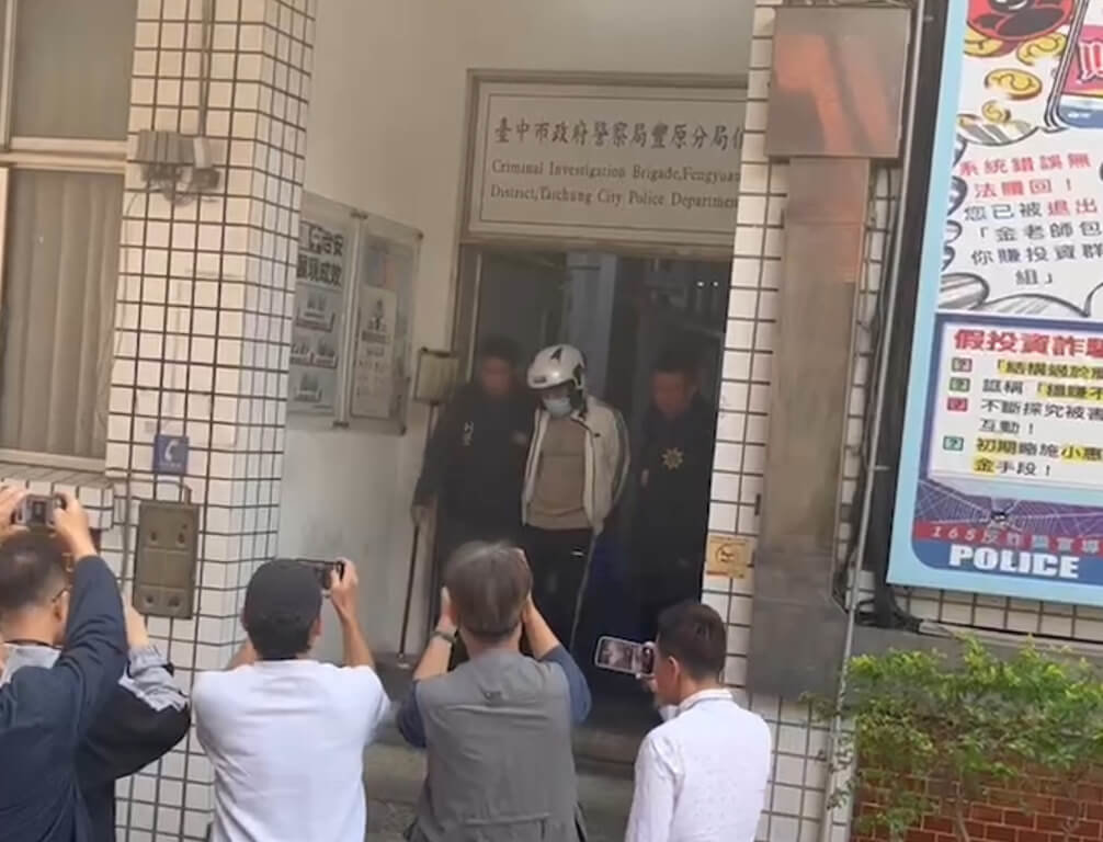 60多歲傅姓男子（後中）13日與42歲紀姓女友發生口角，持刀砍殺女友致傷重不治，警方訊後14日依殺人罪嫌移送偵辦。（民眾提供）中央社記者趙麗妍傳真　115年3月14日