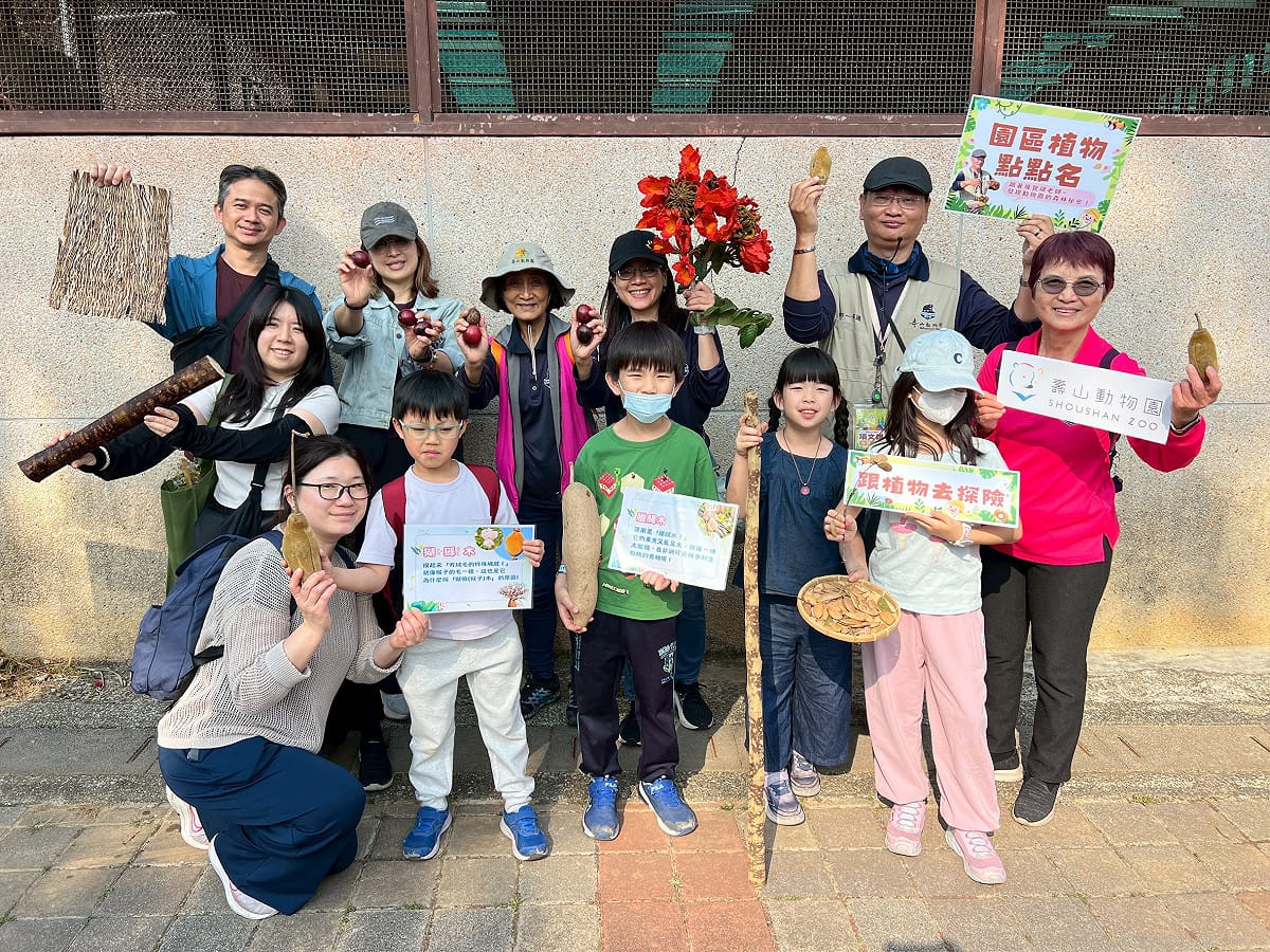 大小朋友認識壽山動物園園區植物。 圖：高雄市觀光局/提供