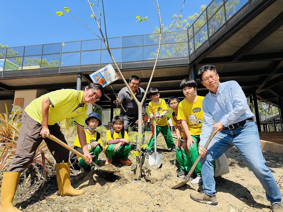 壽山動物園攜手財團法人辜嚴倬雲植物保種中心進行「重瓣彎子木」異地復育。 圖：高雄市觀光局/提供