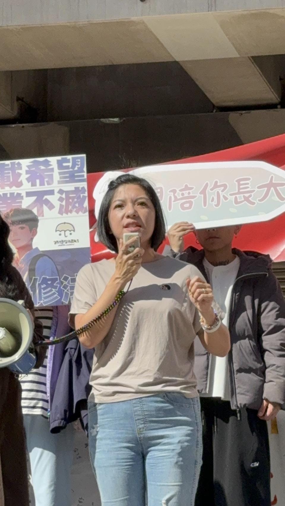 「小歐盟」市議員參選人李惠暄作為新北校園割喉案的委任律師，也到場聲援《少年事件處理法》修法。  圖：李惠暄辦公室 提供
