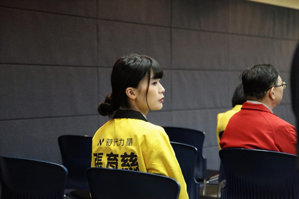 時代力量新竹縣竹北（東）區議員參選人張育慈昨（14）日於直播節目中批評國民黨「把新竹當自己家產」。 圖：擷自張育慈FB