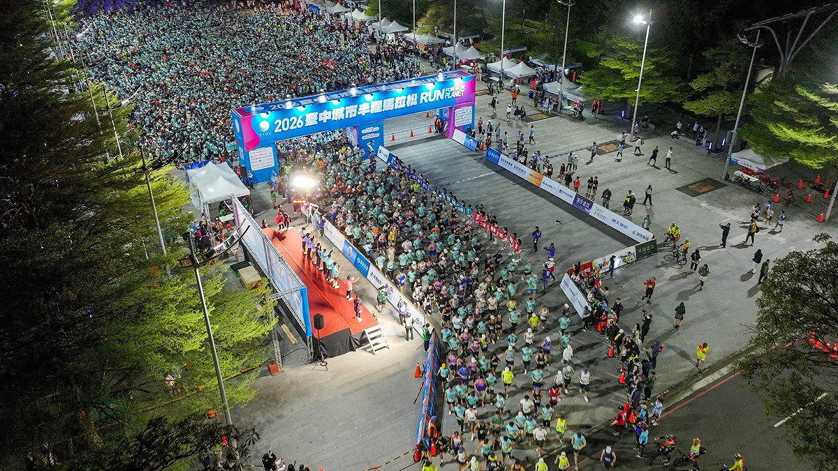 台中城市半程馬拉松今（15）日清晨於台中市政府前廣場盛大起跑。 圖：台中市政府/提供