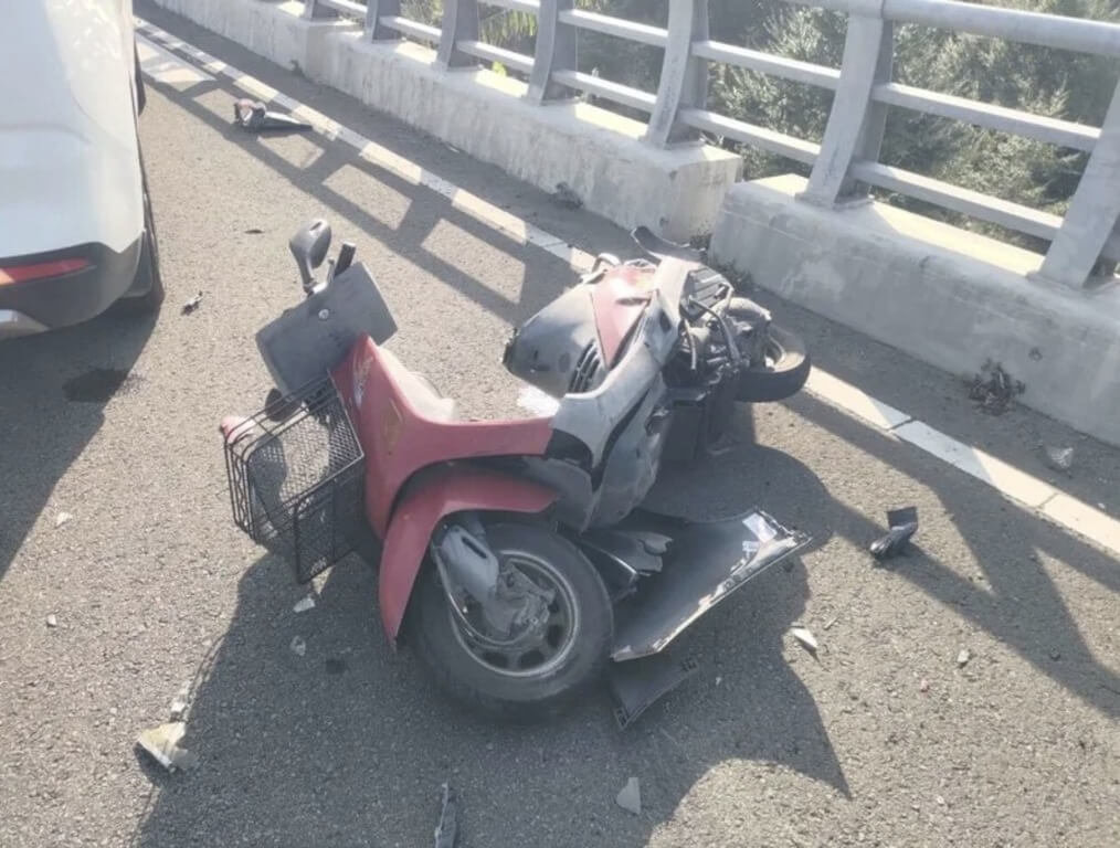 苗栗縣三灣鄉北橫公路段14日發生死亡車禍，1名騎士騎機車在北橫公路欲左轉時，與對向的直行轎車發生碰撞倒地，送醫傷重不治。 圖：警方提供