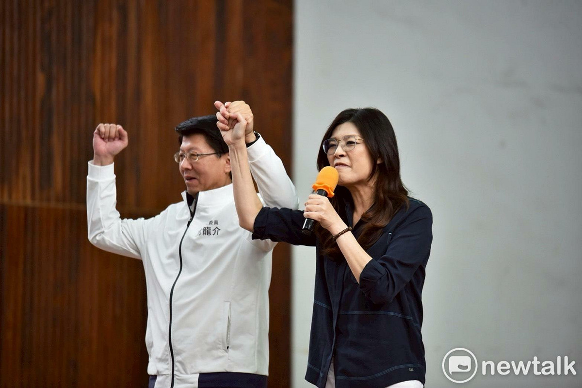 國民黨主席鄭麗文參加台南市黨部新春團拜活動，與地方黨公職、黨部幹部及黨員代表齊聚一堂互道新春祝福，並為市長提名人謝龍介加油打氣。 圖：國民黨台南市黨部提供