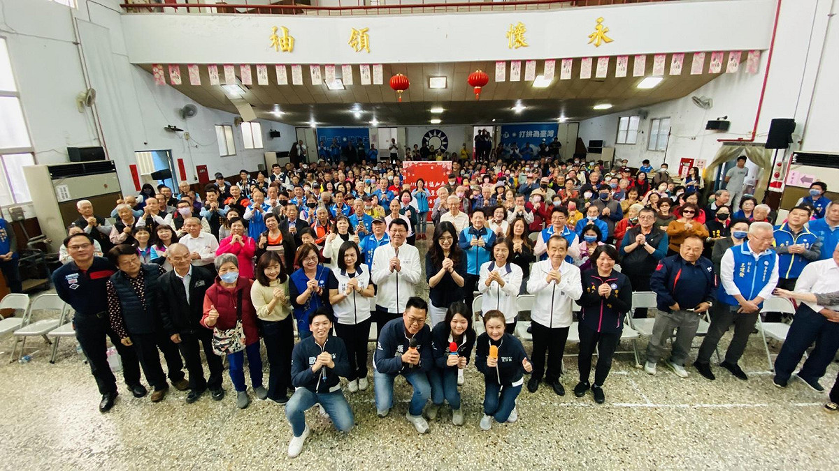 國民黨主席鄭麗文參加台南市黨部新春團拜活動，與地方黨公職、黨部幹部及黨員代表齊聚一堂互道新春祝福，並為市長提名人謝龍介加油打氣。 圖：國民黨台南市黨部提供